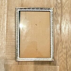 VTG MCM Ornate White & Gold Tone Metal Brass Picture Photo Frame 4” X 6”